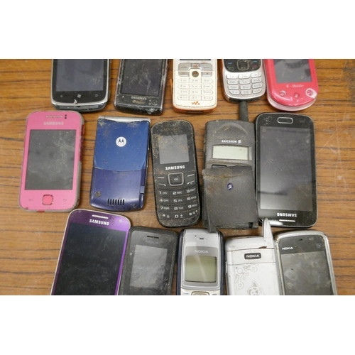 2202 - A quantity of various vintage phones including Nokia, Samsung, Sony, etc.