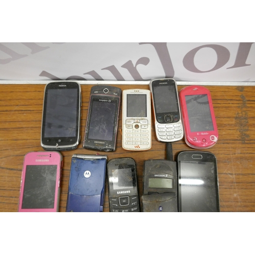 2202 - A quantity of various vintage phones including Nokia, Samsung, Sony, etc.