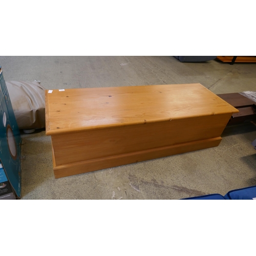 1432 - A pine blanket box