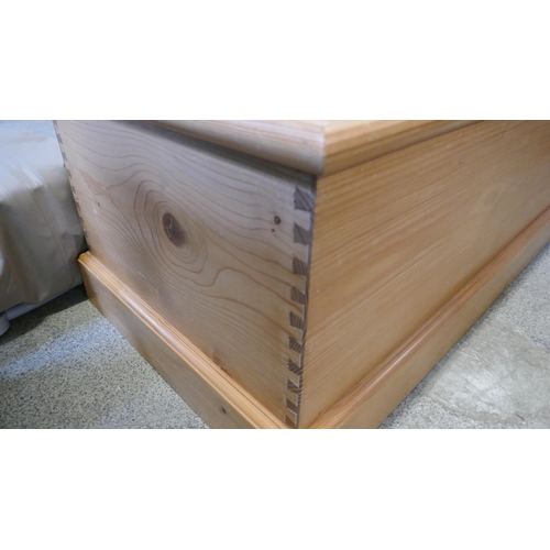 1432 - A pine blanket box