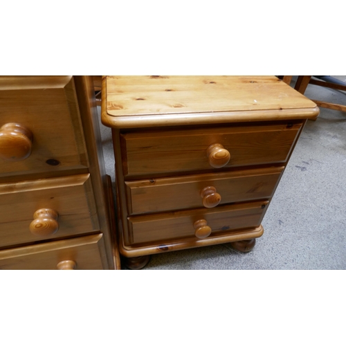 1454 - A pine chest of four drawers and bedside chest