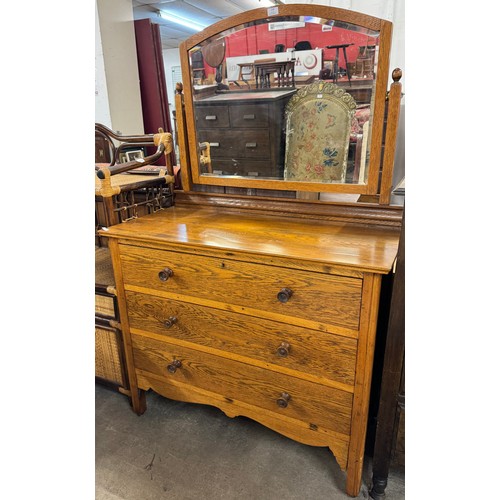 229 - An early 20th Century dressing chest of drawers