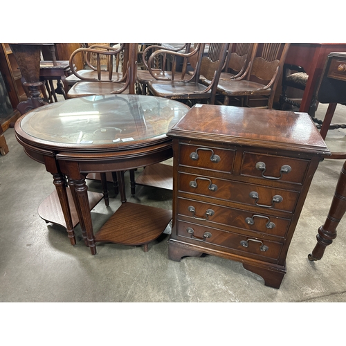 199 - A small mahogany chest of drawers and a circular nest of tables