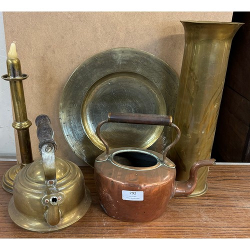 292 - A mixed lot of assorted brass and metalware