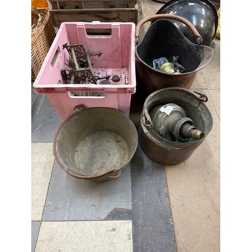 299 - Assorted copper and brassware, including a coal scuttle, jam pan, etc.