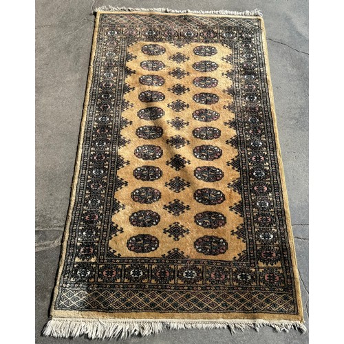 274 - A Pakistani green and oatmeal hand knotted runner rug, 159 x 92cms