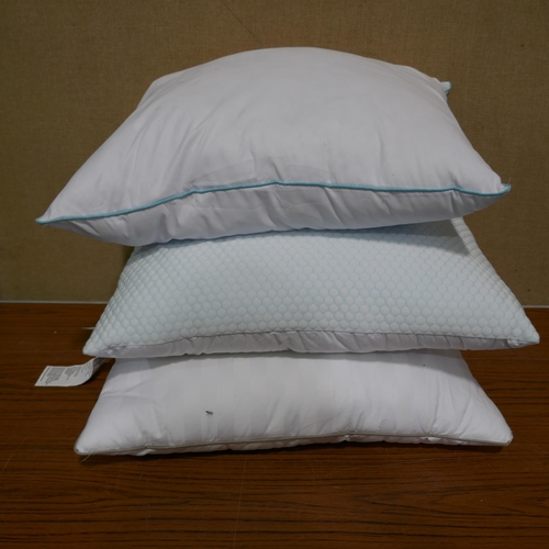 3051 - 3x Mixed Pillows inc Hotel Grand (327-74 )  * This lot is subject to VAT