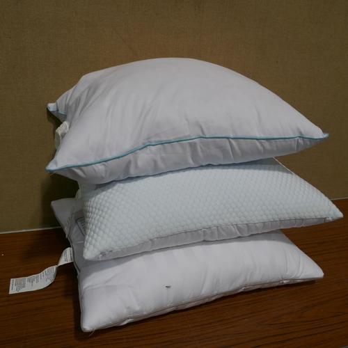 3051 - 3x Mixed Pillows inc Hotel Grand (327-74 )  * This lot is subject to VAT