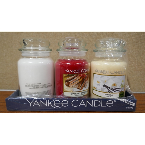 3065 - 3x Mixed Yankee Candles         (327-565 )  * This lot is subject to VAT