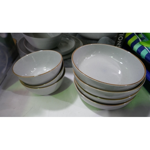 3084 - Options Dinnerware Set    (327-509 )  * This lot is subject to VAT