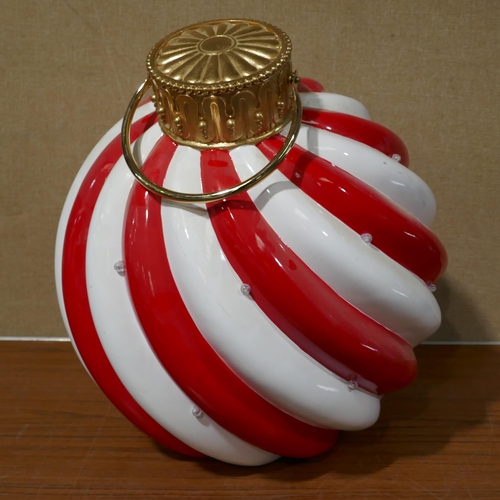 3088 - Oversized Festive Ornament (327-502 )  * This lot is subject to VAT