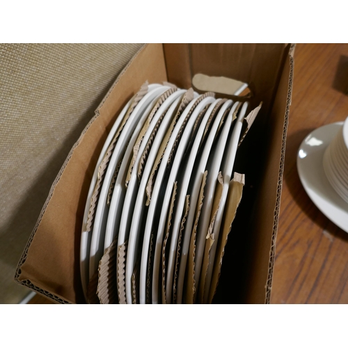 3330 - Small Qty Of White Porcelain Dinnerware (322-47,198) *This lot is subject to VAT