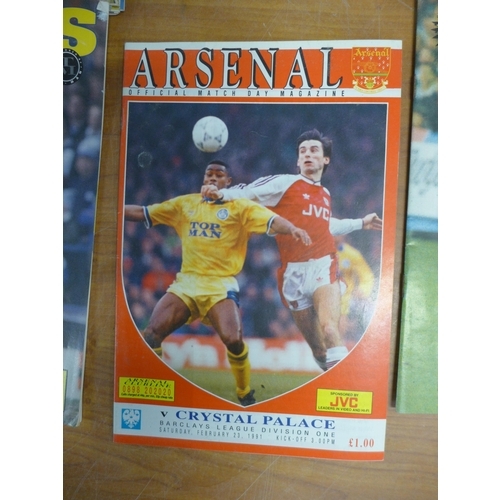 2425 - A bag of assorted football related magazines and programmes