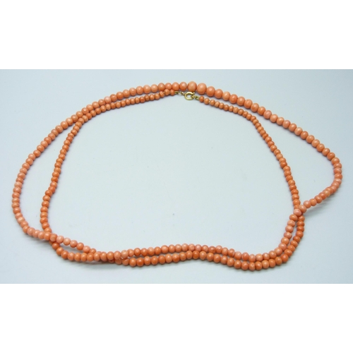 1139 - A long coral necklace, 31g, 48cm