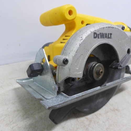 2004 - A tray of garage/DIY tools including a DeWalt DW935 circular saw, pneumatic air tool, hole saw drill... 