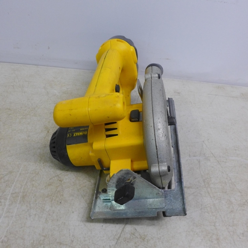 2004 - A tray of garage/DIY tools including a DeWalt DW935 circular saw, pneumatic air tool, hole saw drill... 