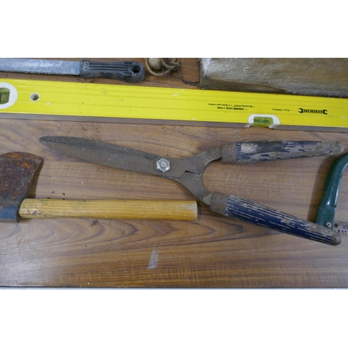 2329 - A vintage wooden wine box of assorted hand tools