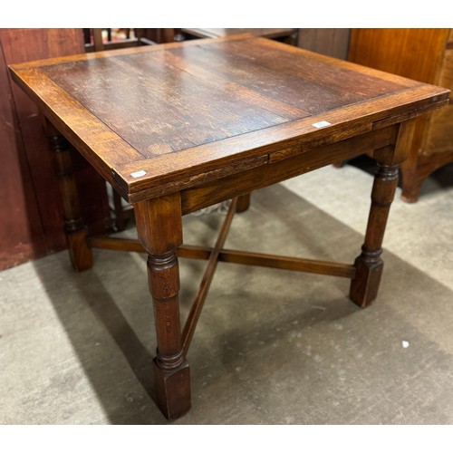 153 - An oak draw-leaf table