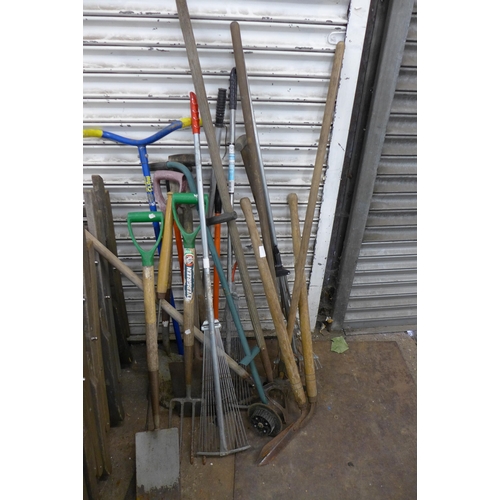 2165 - Approximately 20 assorted items of gardening tools including an Allen Mark X Garden sweeper, pitch f... 