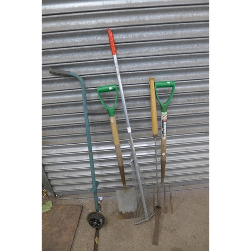 2165 - Approximately 20 assorted items of gardening tools including an Allen Mark X Garden sweeper, pitch f... 