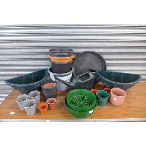 2175 - A collection of plastic plant pots and planters