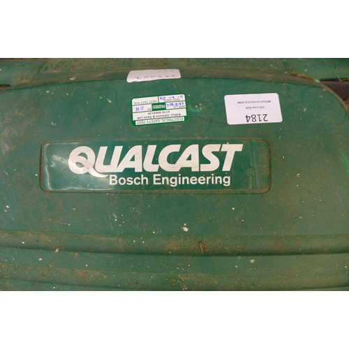 2184 - A Qualcast lawn raker 35 240v electric lawn rake