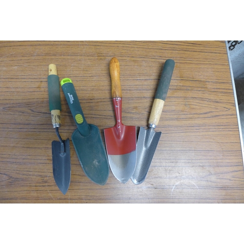 2193 - A box of approx. 44 gardening hand tools including pruners, shears, forks, knives and many more