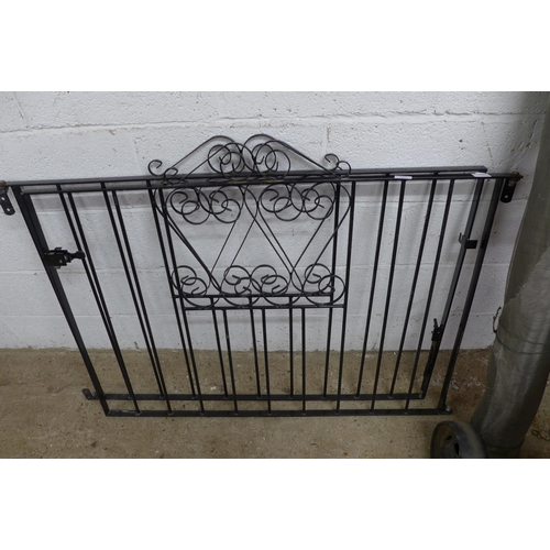 2200 - A pair of 120cm x 80cm iron driveway gates