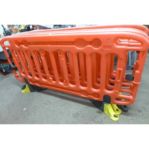 2205 - 5 plastic Frontier Cross-Link barriers - approx. 2m x 1m