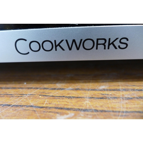 2224 - A Cookworks MM717CKA silver microwave oven - 230V, 700W