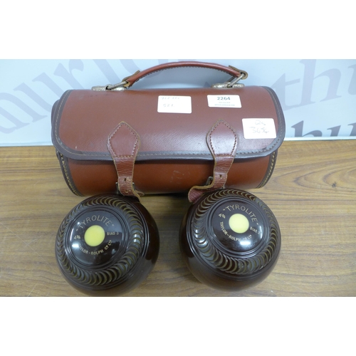 2264 - A pair of Tyrolite size 4 3/4, Bias 3 lawn bowls in a leather case