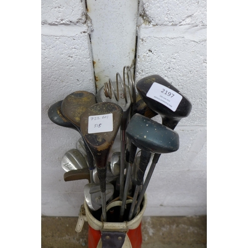 2197 - A vintage golf bag with various vintage golf clubs including Blue Mink, Slazenger, Vivian Sanders, P... 