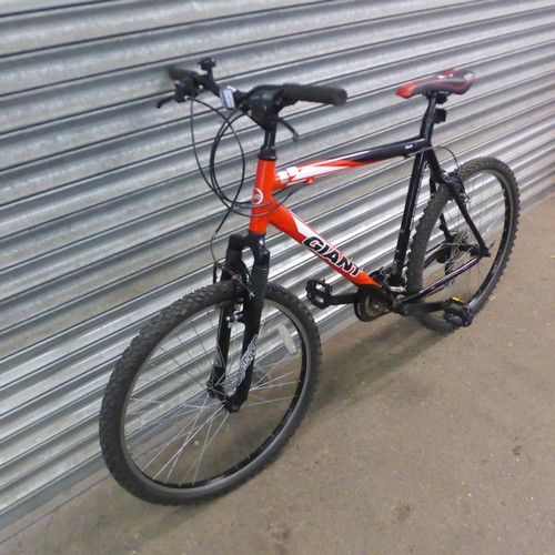 A Giant Aluxx 6000 series butted tubing aluminium framed front suspension hardtail mountain bike P