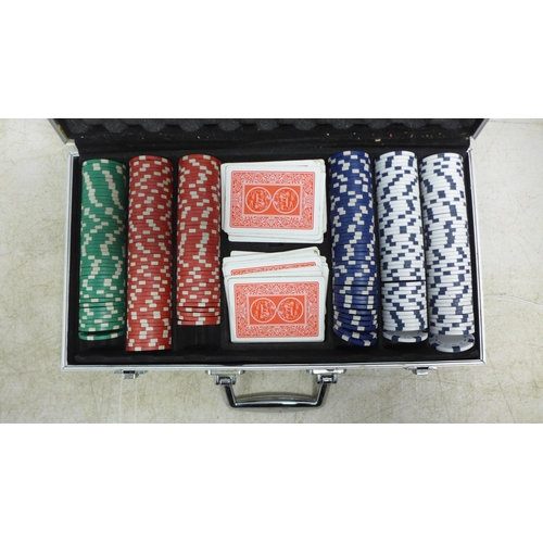 2072 - A poker set in an aluminium case