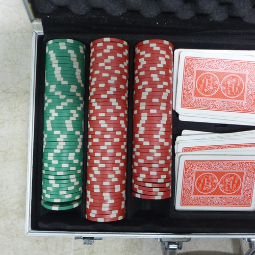 2072 - A poker set in an aluminium case