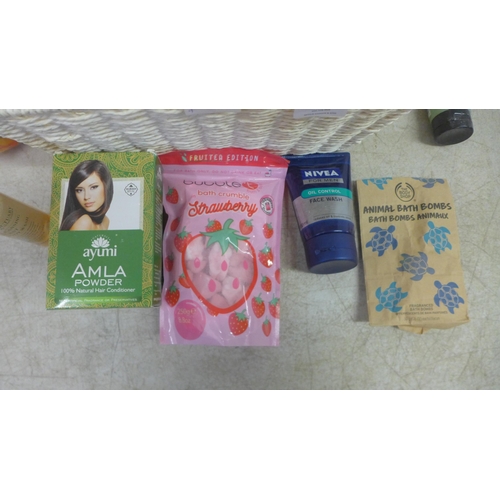 2073 - Quantity of assorted toiletries including hair conditioner, Body Shop bath bombs, Jelly Belly bath c... 