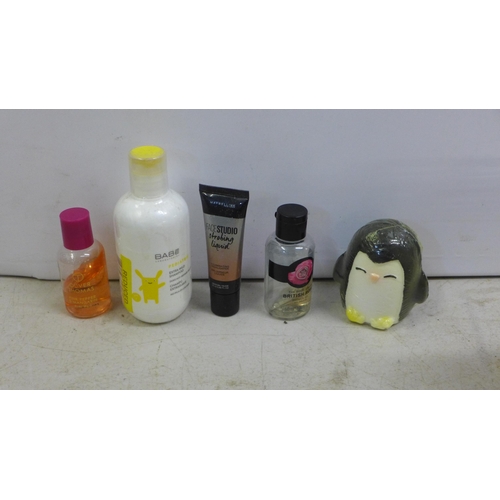 2073 - Quantity of assorted toiletries including hair conditioner, Body Shop bath bombs, Jelly Belly bath c... 