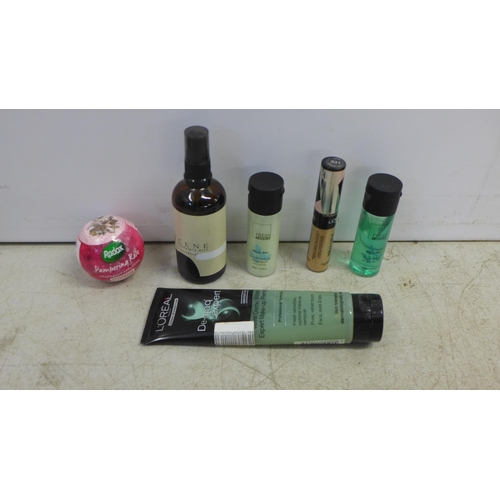 2073 - Quantity of assorted toiletries including hair conditioner, Body Shop bath bombs, Jelly Belly bath c... 