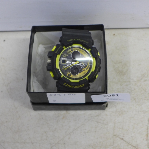 2081 - A men's diver's style digital watch with resin strap