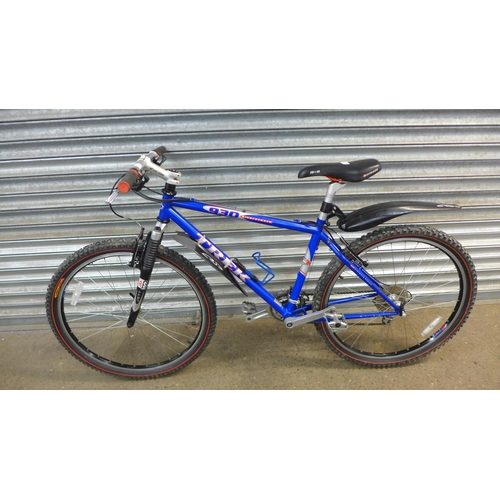 2136 - A Trek 930 single track front suspension hardtail mountain bike with Rock Shox Jett front forks - li... 