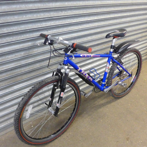 2136 - A Trek 930 single track front suspension hardtail mountain bike with Rock Shox Jett front forks - li... 