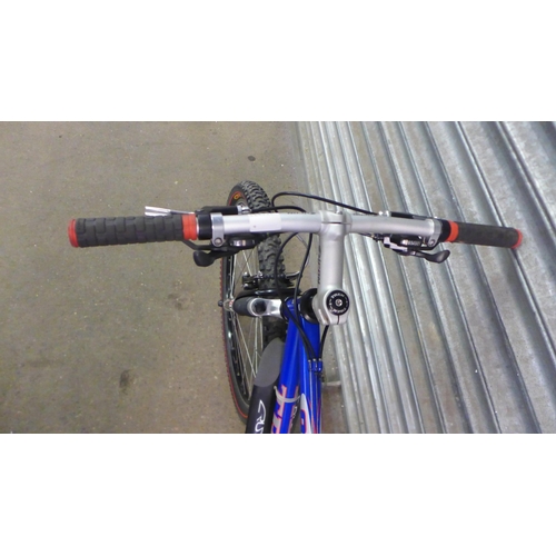 2136 - A Trek 930 single track front suspension hardtail mountain bike with Rock Shox Jett front forks - li... 