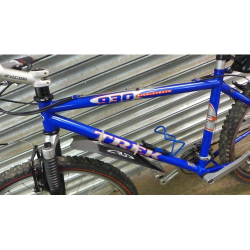 2136 - A Trek 930 single track front suspension hardtail mountain bike with Rock Shox Jett front forks - li... 