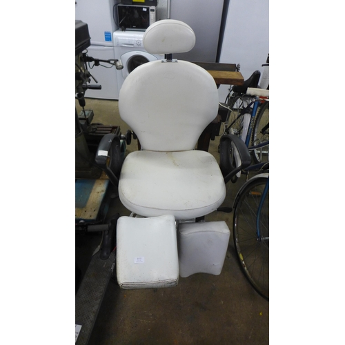 2152 - A height adjustable beauticians/stylists chair