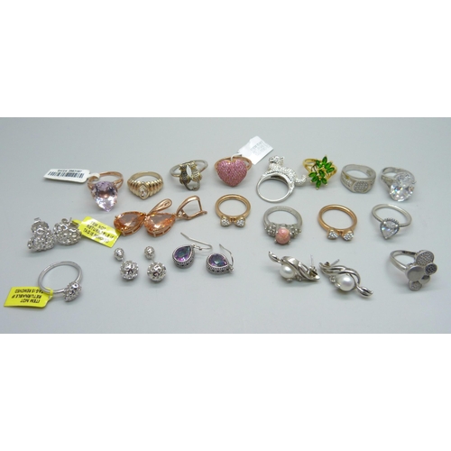 1002 - Thirteen costume rings and five earrings