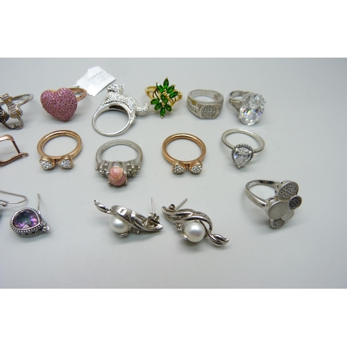 1002 - Thirteen costume rings and five earrings