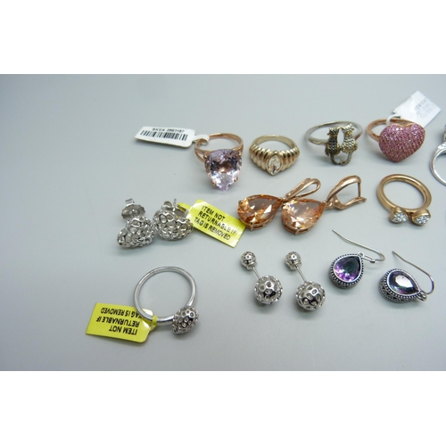 1002 - Thirteen costume rings and five earrings