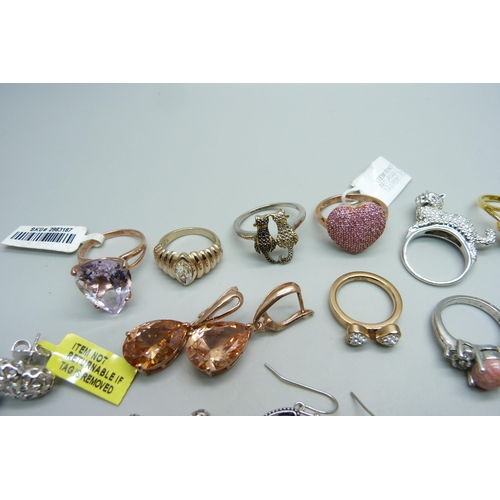 1002 - Thirteen costume rings and five earrings