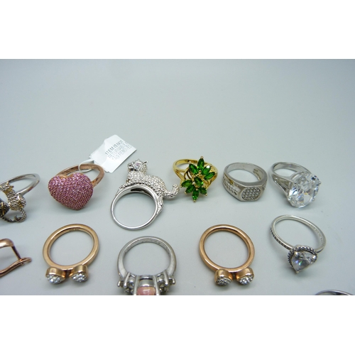 1002 - Thirteen costume rings and five earrings