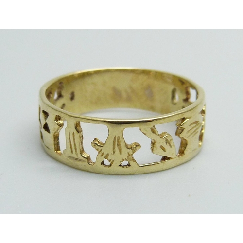 1004 - A 9ct gold ring, 3.4g, T